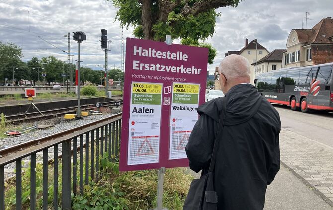 Ein Fahrgast informiert sich in der Grabenstraße in Schorndorf über seine Fahrt mit dem Ersatzbus.