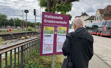 Ein Fahrgast informiert sich in der Grabenstraße in Schorndorf über seine Fahrt mit dem Ersatzbus.