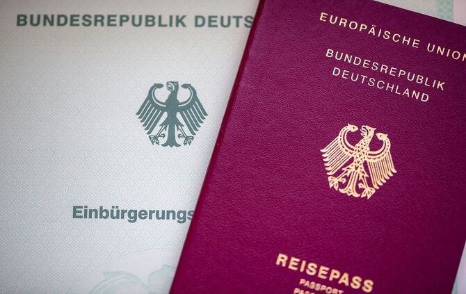 Einbürgerungsurkunde und Reisepass