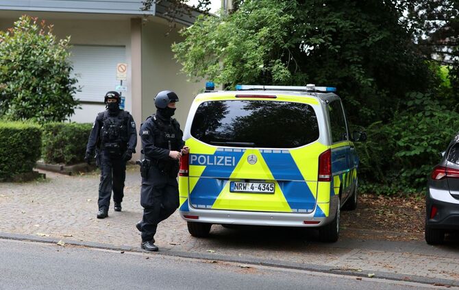 Razzien gegen Großfamilie nach Angriff auf Polizisten