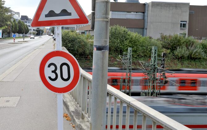 Die Brücke in der Höhenstraße führt über die S-Bahn-Gleise hinweg (Archivfoto).