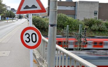 Die Brücke in der Höhenstraße führt über die S-Bahn-Gleise hinweg (Archivfoto).
