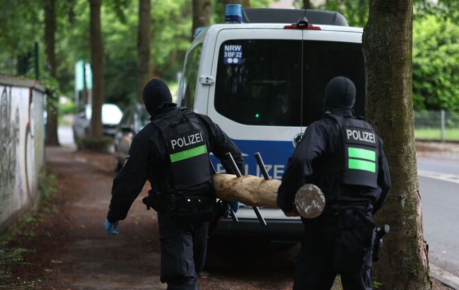 Razzien gegen Großfamilie nach Angriff auf Polizisten