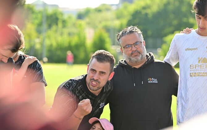 Patrik Ribeiro-Pais (links neben Sportdirekter Sandro Palmeri) bleibt Trainer beim FSV Waiblingen.