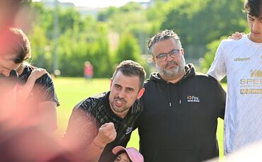 Patrik Ribeiro-Pais (links neben Sportdirekter Sandro Palmeri) bleibt Trainer beim FSV Waiblingen.