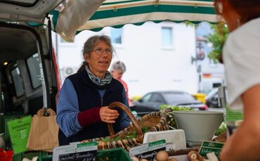 Monika Löbermann vom Bio Gemüsehof Burgholz sagt, dass ein bisschen Feuchtigkeit auf dem Gemüse gut ist, um es frisch zu halten.