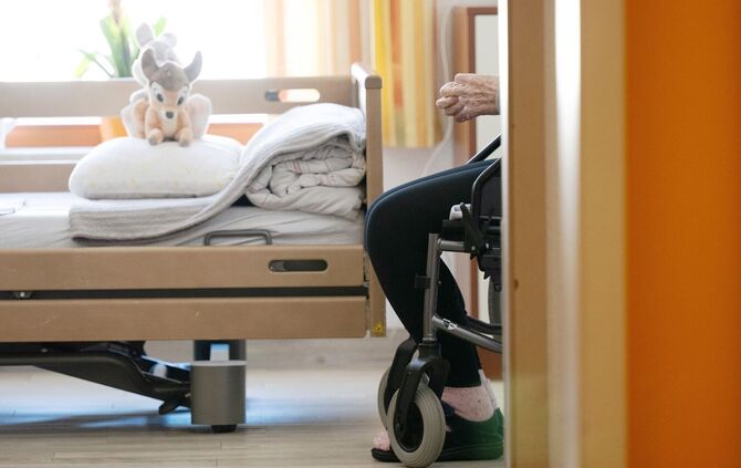 Gesundheitsministerin Warken stehen bei Pflegereform schwierige Verhandlungen bevor. (Archivbild)