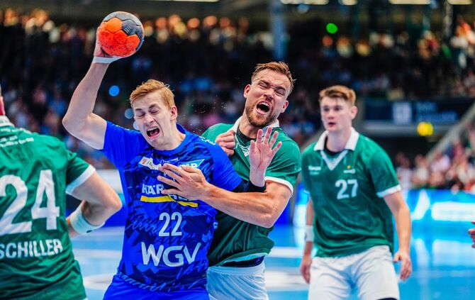 Torben Matzken (mit Ball, hier gegen den Göppinger Ludvig Jurmala, links Marcel Schiller, hinten Oskar Sunnefeldt) und der TVB w