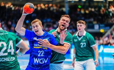 Torben Matzken (mit Ball, hier gegen den Göppinger Ludvig Jurmala, links Marcel Schiller, hinten Oskar Sunnefeldt) und der TVB w