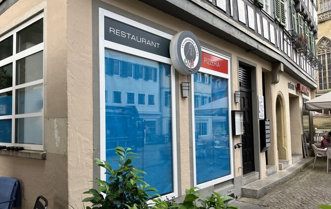 Die Scheiben sind abgeklebt, das Lokal geschlossen: Die Pizzeria "Ouh" in der Schorndorfer Gottlieb-Daimler-Straße ist Geschicht