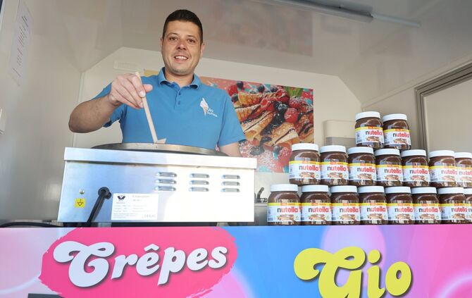 Der Rudersberger Softeis-Verkäufer Alex Giovarruscio hat nun auch einen Crêpes-Wagen. Besonders beliebt sind Crêpes mit Nutella.