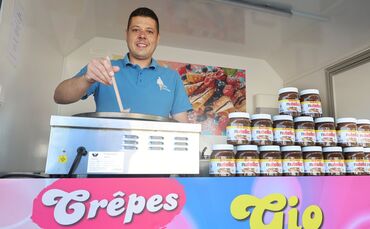 Der Rudersberger Softeis-Verkäufer Alex Giovarruscio hat nun auch einen Crêpes-Wagen. Besonders beliebt sind Crêpes mit Nutella.