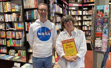 Sebastian Rothfuss und Gudrun Lack freuen sich auf die Geburtstagswoche in der Buchhandlung.