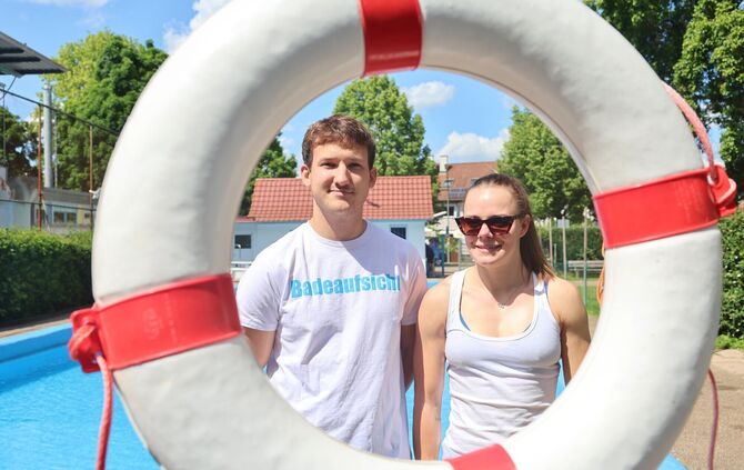 Tobias Witt und Lisa Schwarz sorgen im Freibad Weiler für die Sicherheit der Gäste.