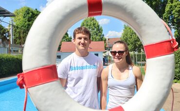 Tobias Witt und Lisa Schwarz sorgen im Freibad Weiler für die Sicherheit der Gäste.