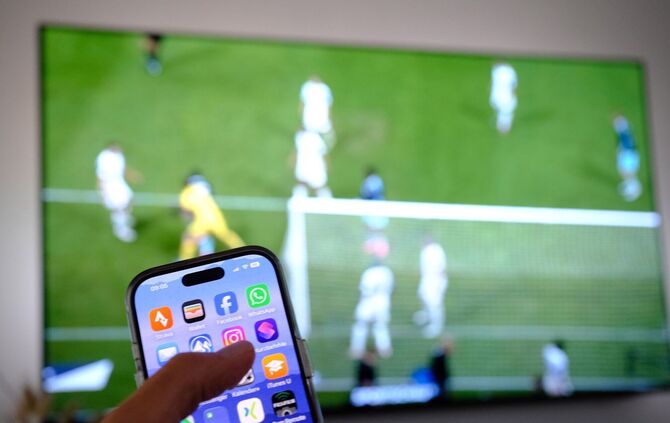 Smartphone-Daddeln beim Fernsehen