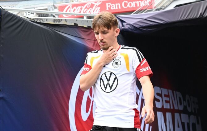 Da war noch alles gut: Lennart Karl betritt vor dem verhängnisvollen Training das Soldier Field Stadium.
