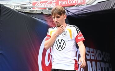 Da war noch alles gut: Lennart Karl betritt vor dem verhängnisvollen Training das Soldier Field Stadium.