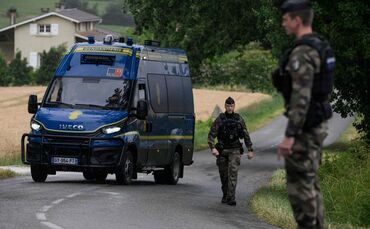 Gendarmen in der Nähe des Leichenfundortes: Der Tod einer tagelang vermissten Elfjährigen sorgt in Frankreich für große Erschütt