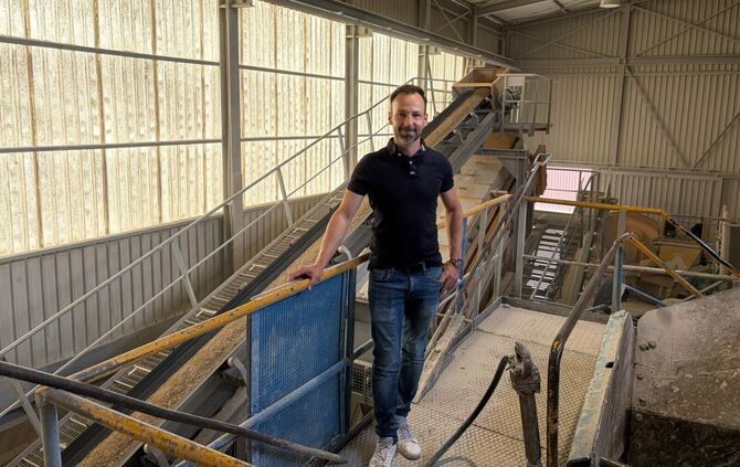 Michael Hallwachs (43) im E.-Bayer-Kalksandsteinwerk in Stetten.