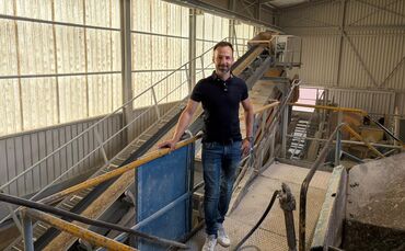 Michael Hallwachs (43) im E.-Bayer-Kalksandsteinwerk in Stetten.