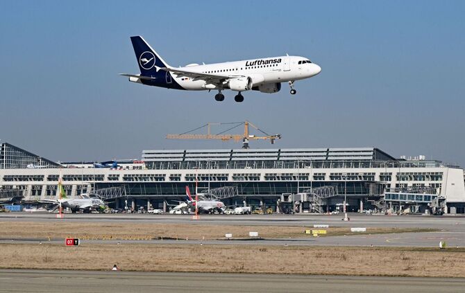 Flughafen Stuttgart - Lufthansa-Maschine