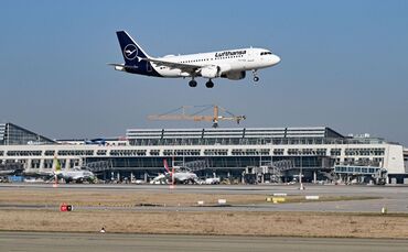 Flughafen Stuttgart - Lufthansa-Maschine