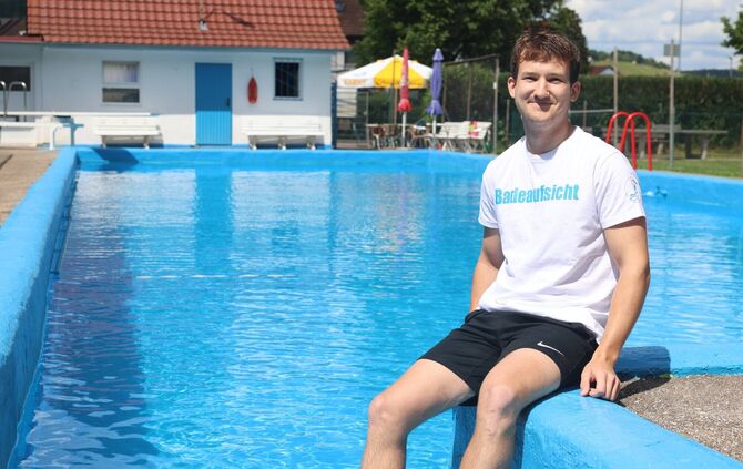 Tobias Witt, Badeaufsicht, erklärt, was im Freibad in Weiler zu tun ist.
