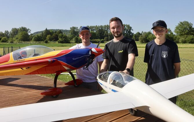 Niklas Bernauer, Julian Mohr und Lars Kaschel (von links) sind von Modellflugzeugen fasziniert.