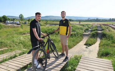 Spvgg-Geschäftsführer Patrick Entreß (rechts) und Student Nick Traub an der Strecke gleich neben dem Sportpunkt, wo auch das Tur