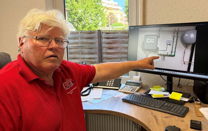 Siegfried Jaworski in seinem Büro. Auf dem Bildschirm zeigt er, wie eine Regenwasser-Anlage im Keller aussehen könnte.