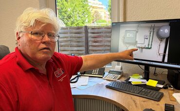 Siegfried Jaworski in seinem Büro. Auf dem Bildschirm zeigt er, wie eine Regenwasser-Anlage im Keller aussehen könnte.