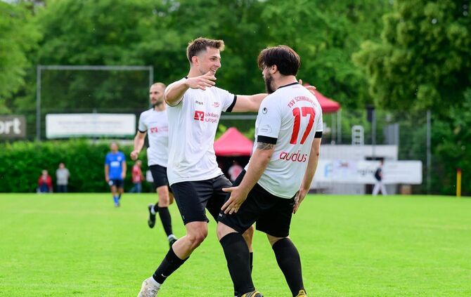 Torschützen des TSV Schwaikheim unter sich: Alen Rogosic (rechts) und Raphael Schreiner bejubeln den Klassenerhalt.