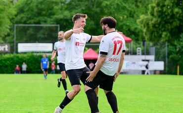 Torschützen des TSV Schwaikheim unter sich: Alen Rogosic (rechts) und Raphael Schreiner bejubeln den Klassenerhalt.