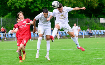 Eine der großen Chancen des FSV Waiblingen gegen die TSV Oberensingen: Igor Jelic (rechts) gewinnt das Kopfballduell gegen Simon