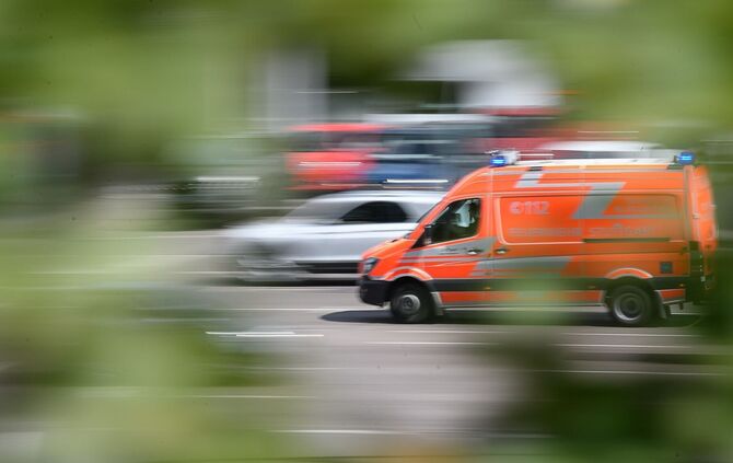 Der Rettungsdienst brachte den Schwerverletzten in eine Klinik. (Symbolbild)