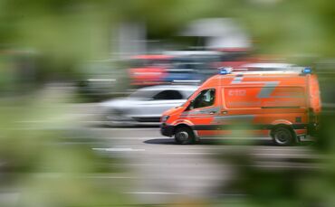 Der Rettungsdienst brachte den Schwerverletzten in eine Klinik. (Symbolbild)