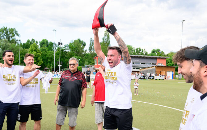 FSV-Kapitän Markus Lyska jubelt mit dem Wimpel.