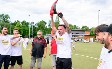 FSV-Kapitän Markus Lyska jubelt mit dem Wimpel.
