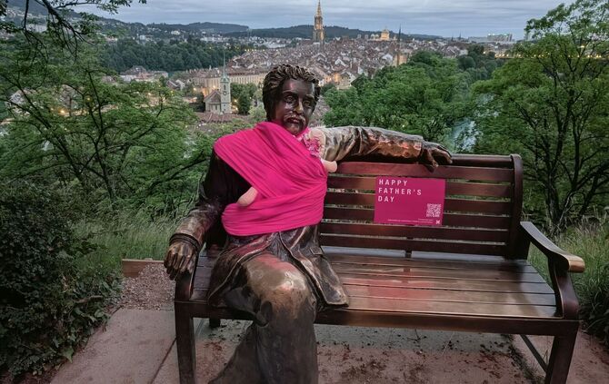 Einstein mit Babytragetuch in Bern