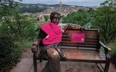 Einstein mit Babytragetuch in Bern