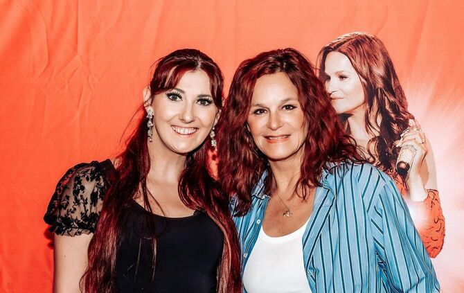 Nur eines von ganz vielen Fotos, die Stefanie Fuchs (links) sammelt: Nach einem Konzert gehört es für den Fan dazu, sich mit And
