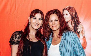 Nur eines von ganz vielen Fotos, die Stefanie Fuchs (links) sammelt: Nach einem Konzert gehört es für den Fan dazu, sich mit And