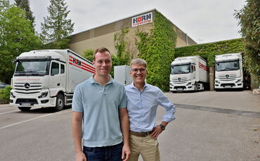 Freuen sich über drei neue E-Lastwagen von Mercedes in ihrer Firmenflotte: Ferdinand und Alexander Horn vom gleichnamigen Verpac
