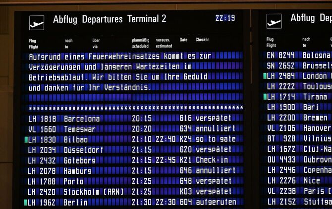 Die Anzeigetafeln des Flughafens informierten die Reisenden über verspätete und annullierte Flüge.