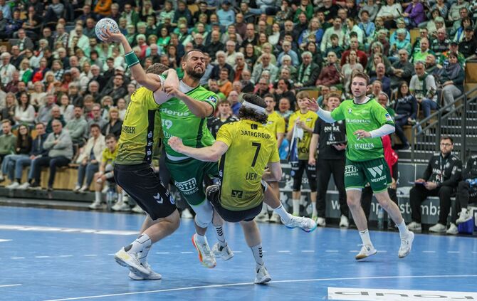 Philipp Ahouansou, hier im Spiel gegen den TVB Stuttgart zwischen Samuel Röthlisberger (links) und Kasper Lien, kommt von der HS