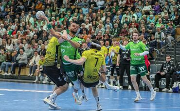 Philipp Ahouansou, hier im Spiel gegen den TVB Stuttgart zwischen Samuel Röthlisberger (links) und Kasper Lien, kommt von der HS