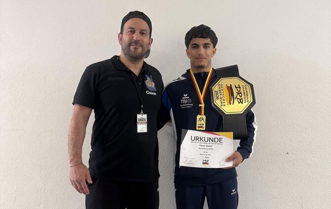 Timur Demir (rechts) mit ASV-Trainer Sedat Sevsay.