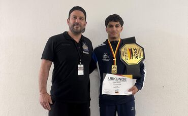 Timur Demir (rechts) mit ASV-Trainer Sedat Sevsay.