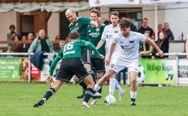 Torjäger Philipp Klodt (Mitte, in Grün) hat dem TV Weiler/Rems mit seinem Dreierpack die Relegation ermöglicht.
